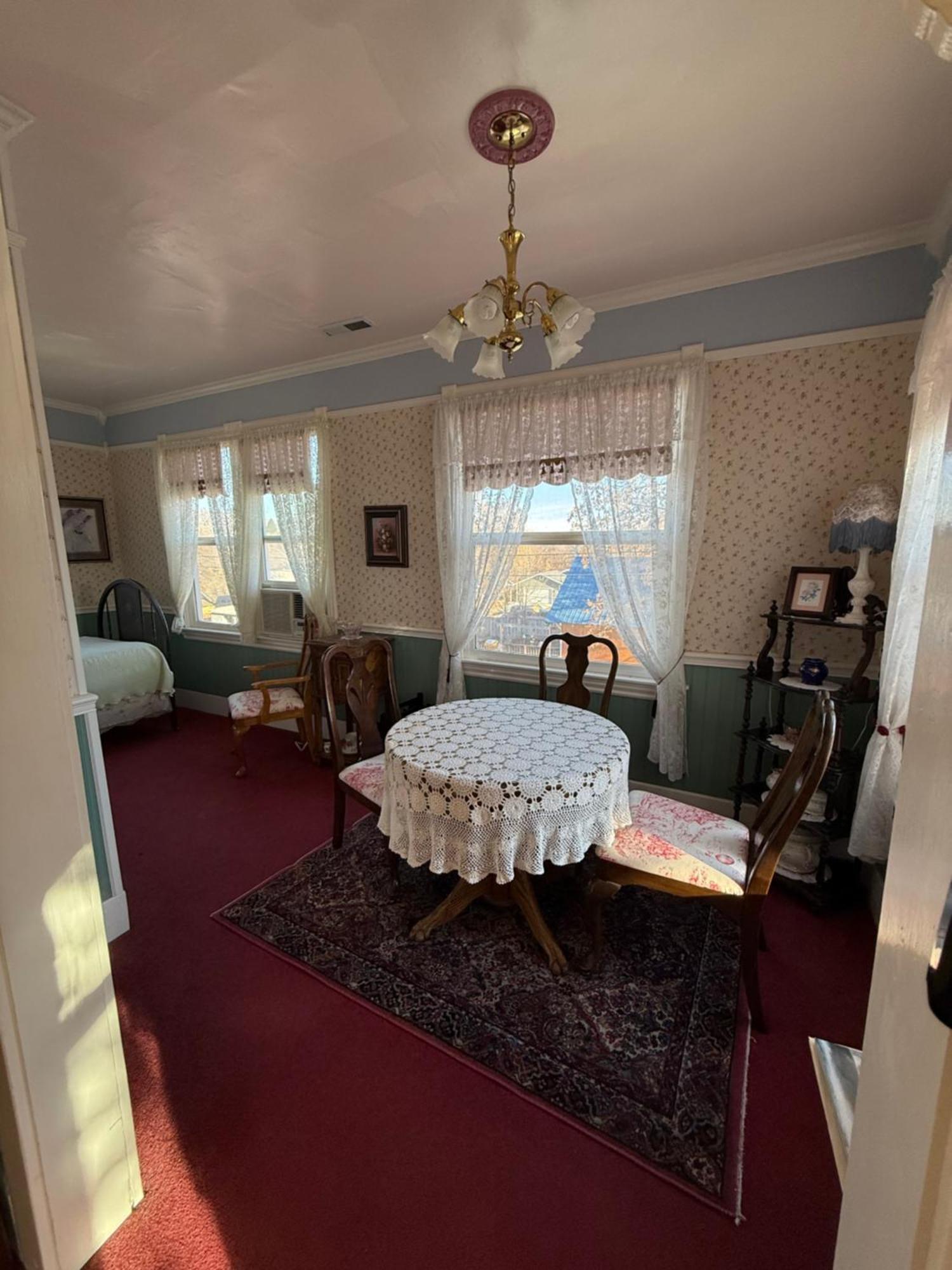 Roseberry House Bed And Breakfast Сюзънвил Екстериор снимка